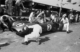 Aston Martin Pit Stop R.A.C. Tourist Trophy, Goodwood, 1959. Drivers: Shelby and Salvadori